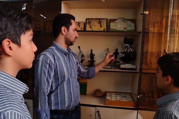 افتتاح آزمایشگاه دبیرستان پسرانه سید احمد خمینی(ره) به نام شهید عبدالحمید مینوچهر