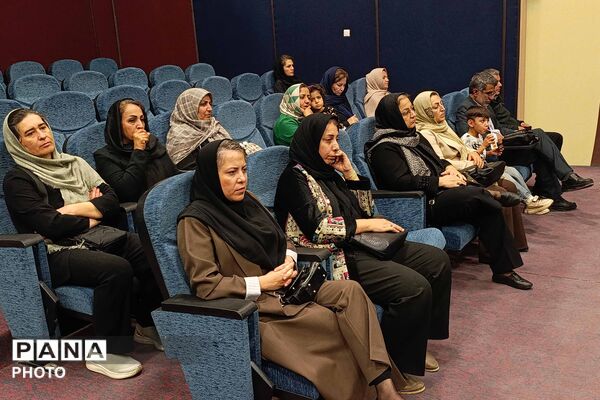 نشست مجمع عمومی انجمن اولیا و مربیان در دبیرستان نمونه دولتی ۹ دی