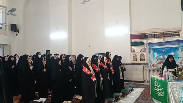 برپایی نماز جماعت در مکتب النرجس