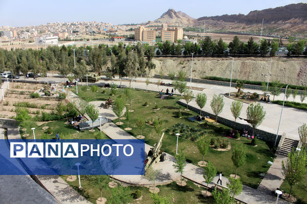 حضور گردشگران روز طبیعت در محوطه باغ‌موزه دفاع مقدس قم