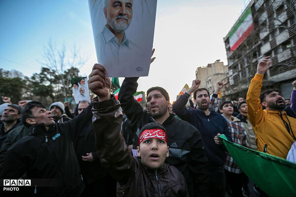 حضور مردم داغدار تهران در خیابان‌های مرکز شهر پس از اعلام خبر شهادت رهبر انقلاب