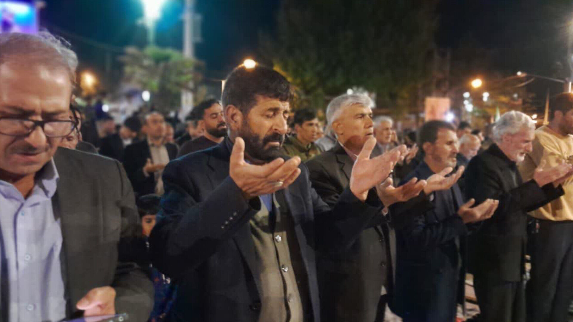 نماز استغاثه به امام زمان (عج) در شصت و دومین قرار عاشقانه، میدان امام خمینی(ره) شهرستان کوهدشت