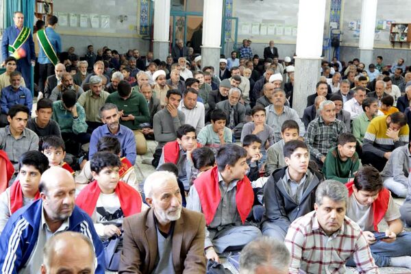 حضور دانش‌آموزان دبیرستان شاهد شهید زیوری پایدار در نماز جمعه اسدآباد 