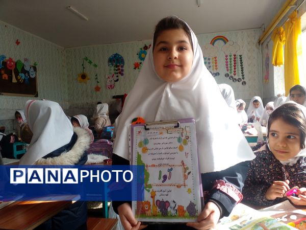 شادی دانش آموزان از یادگیری حروف الفبا و نوشتن حرف(واو)