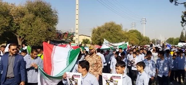 حضور نسل فهمیده ها در راهپیمایی 13 آبان 