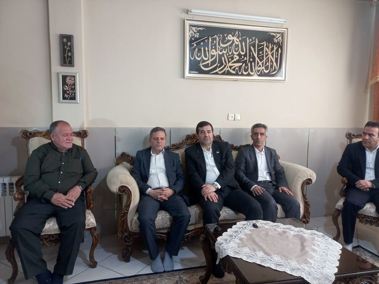 وزیر ورزش و جوانان با خانواده شهید نجفی دیدار کرد