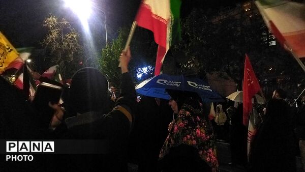 حضور وطن دوستان  نیشابوری زیر باران رحمت در سی و هشتمین شب از اجتماعات مردمی 