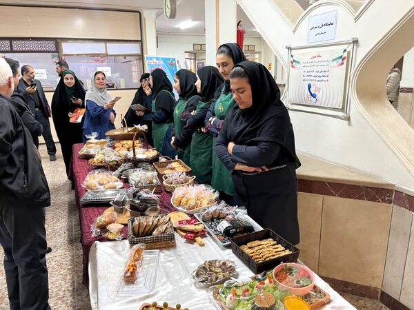 نمایشگاه نان و شیرینی دستپخت دانش‌آموزان هنرستان قدس