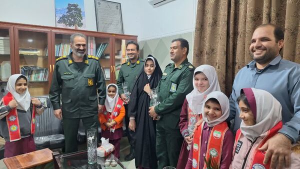 قدردانی دختران پیشتاز آموزشگاه نوریه جیرفت از پاسداران