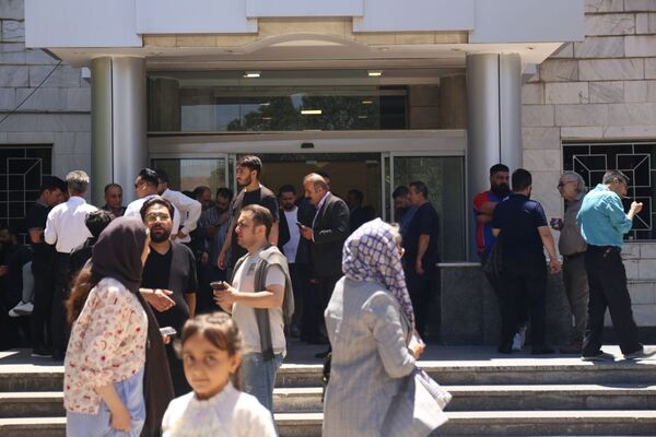 حماسه رأی اولی‌ها در کنار هنرمندان و اصحاب رسانه 