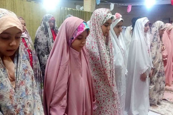 ورود دانش‌ آموزان دختر ناحیه دو شهرری به مراسم معنوی اعتکاف 