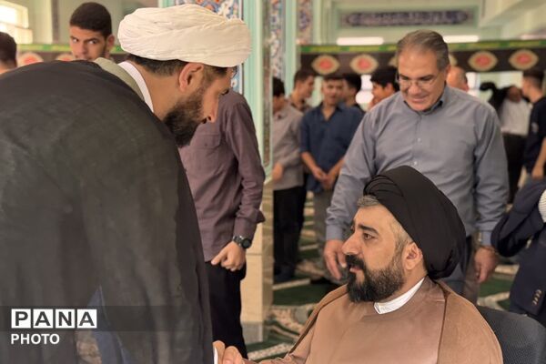 نماز جماعت در نخستین روزهای دبیرستان ابن‌سینا رودهن به امامت امام جمعه