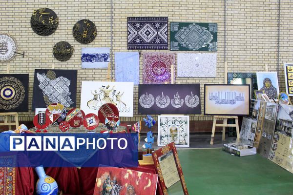 نمایشگاه دست‌سازه‌های هنرجویان هنرستان و کاردانش