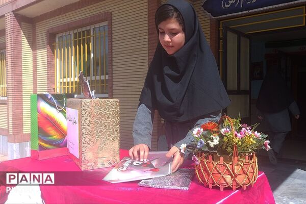 جشن عاطفه‌ها در دبیرستان حضرت مریم بام و صفی آباد