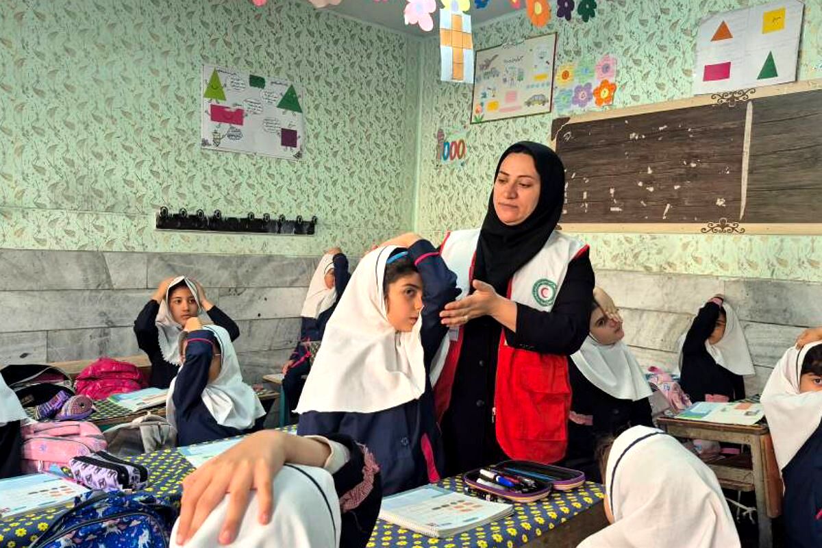حضور نیروهای هلال احمر در دبستان هدی۱ به مناسبت هفته پدافند غیرعامل