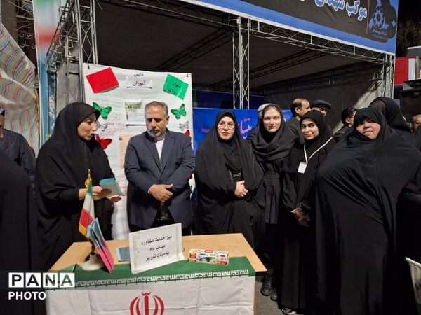 دیوار آرزوها با دلنوشته‌های آرمانی دانش‌آموزان 