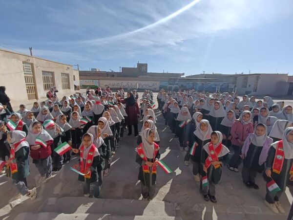 طنین زنگ انقلاب دردبستان خدیجه کبری ابرکوه  