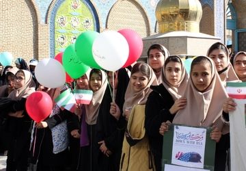 فریاد بصیرت دانش‌آموزان پیشوا در روز استکبارستیزی