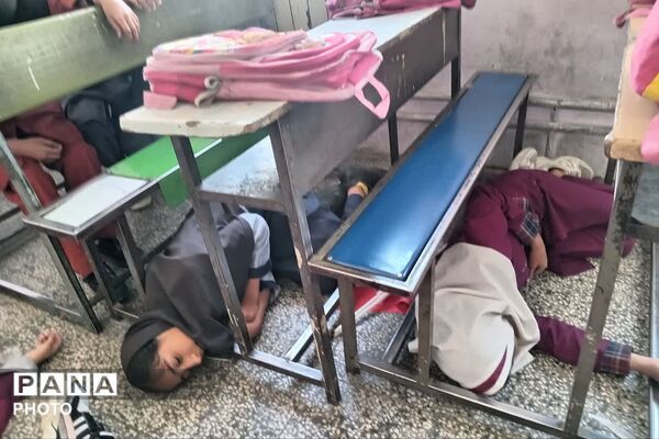 مراسم چهلمین روز شهدای دانش‌آموز مدرسه شجره طیبه میناب در دبستان ام البنین دیشموک