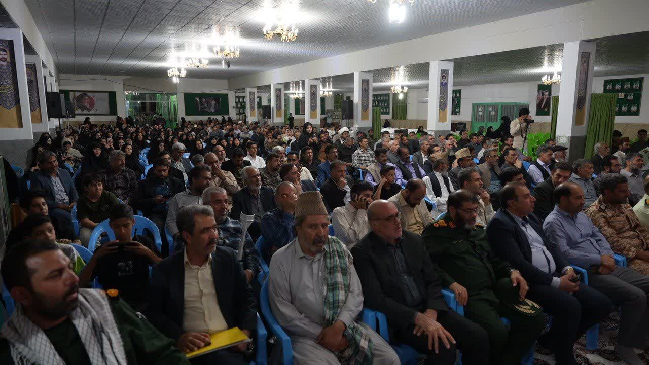 پایان شب شعر و خاطره در بم با تجلیل از سردار معروفی