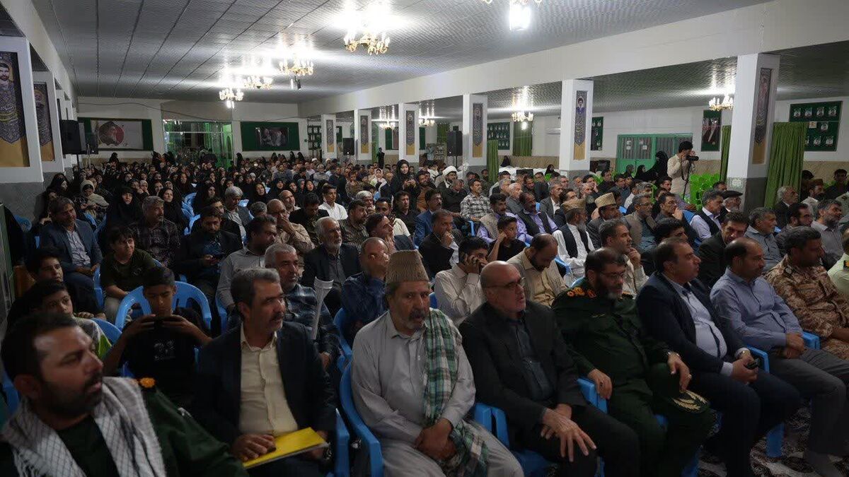 پایان شب شعر و خاطره در بم با تجلیل از سردار معروفی