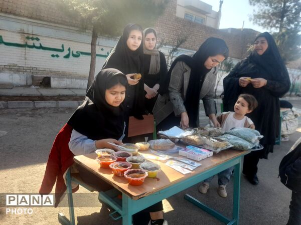 برپایی بازارچه دانش آموزی در مدرسه شهید رزمی خلیل آباد