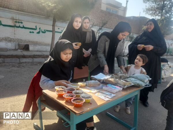 برپایی بازارچه دانش آموزی در مدرسه شهید رزمی خلیل آباد