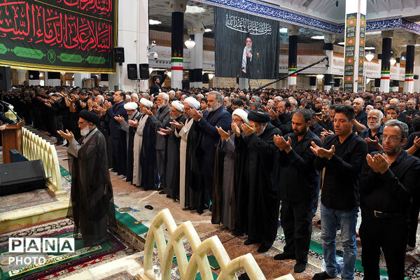 حضور باشکوه عزاداران عاشورایی در نماز جماعت ظهر