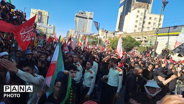 مشهد، در آغوشِ حرم، با رهبر شهید وداع کرد