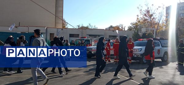 نواخته شدن بیست و ششمین زنگ نمادین استانی مانور زلزله در مدرسه شاهد ظهور آموزش و پرورش ناحیه یک