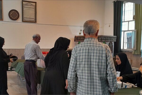 حضور مردم ناحیه دو شهرری در دور دوم انتخابات در کنار مسئولین پای صندوق‌های رای
