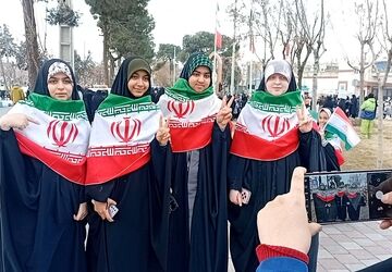 خیابان‌های شهر غرق در عشق و غرور؛ حضور پر شور مردم در جشن انقلاب