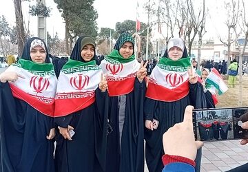 خیابان‌های شهر غرق در عشق و غرور؛ حضور پر شور مردم در جشن انقلاب