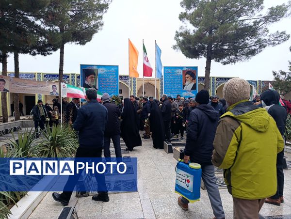 غبار روبی و عطر افشانی گلزار شهدا  در نیشابور 