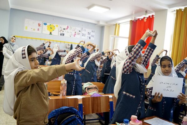 آموزش بهداشت دهان و دندان در مدرسه شهدای ۱۵ خرداد