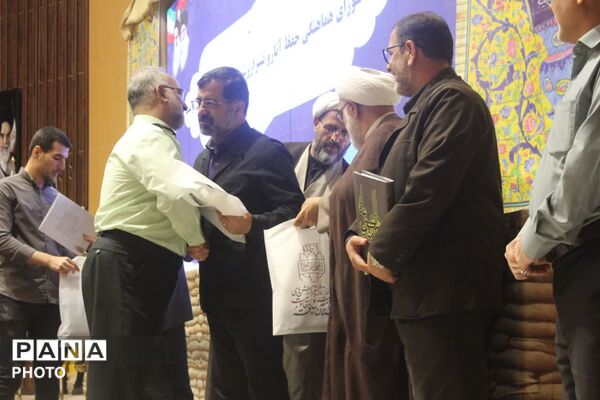 رونمایی از نخستین جلد دانشنامه دفاع مقدس استان قم