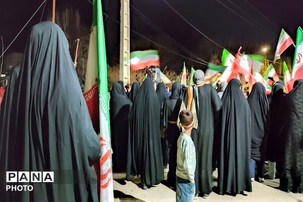 در کنار هم ایستاده ایم-۱