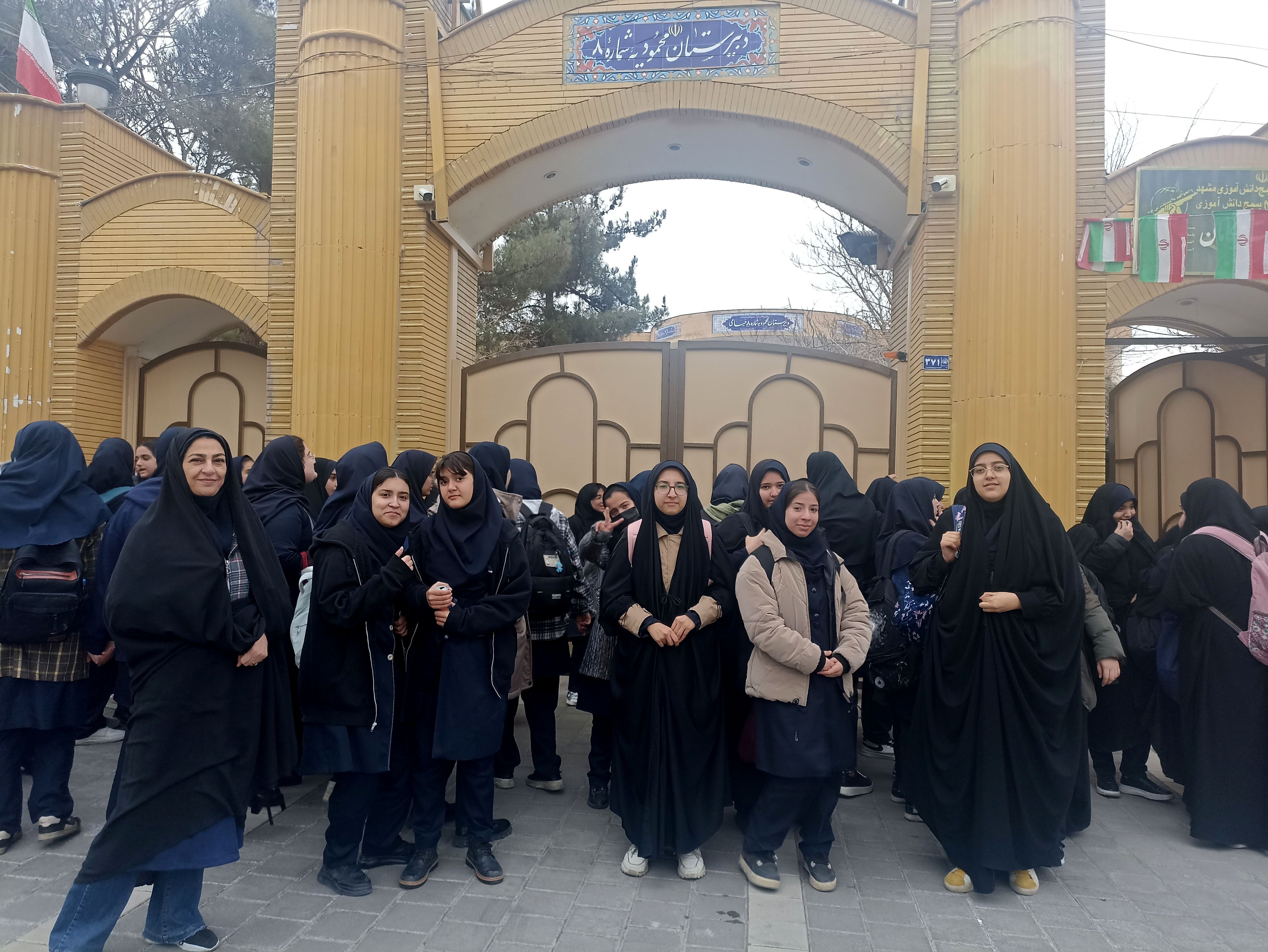 بازدید دانش‌آموزان دبیرستان شاهد شهید حمامی ناحیه۶ از رشته‌ها و فضای هنرستان