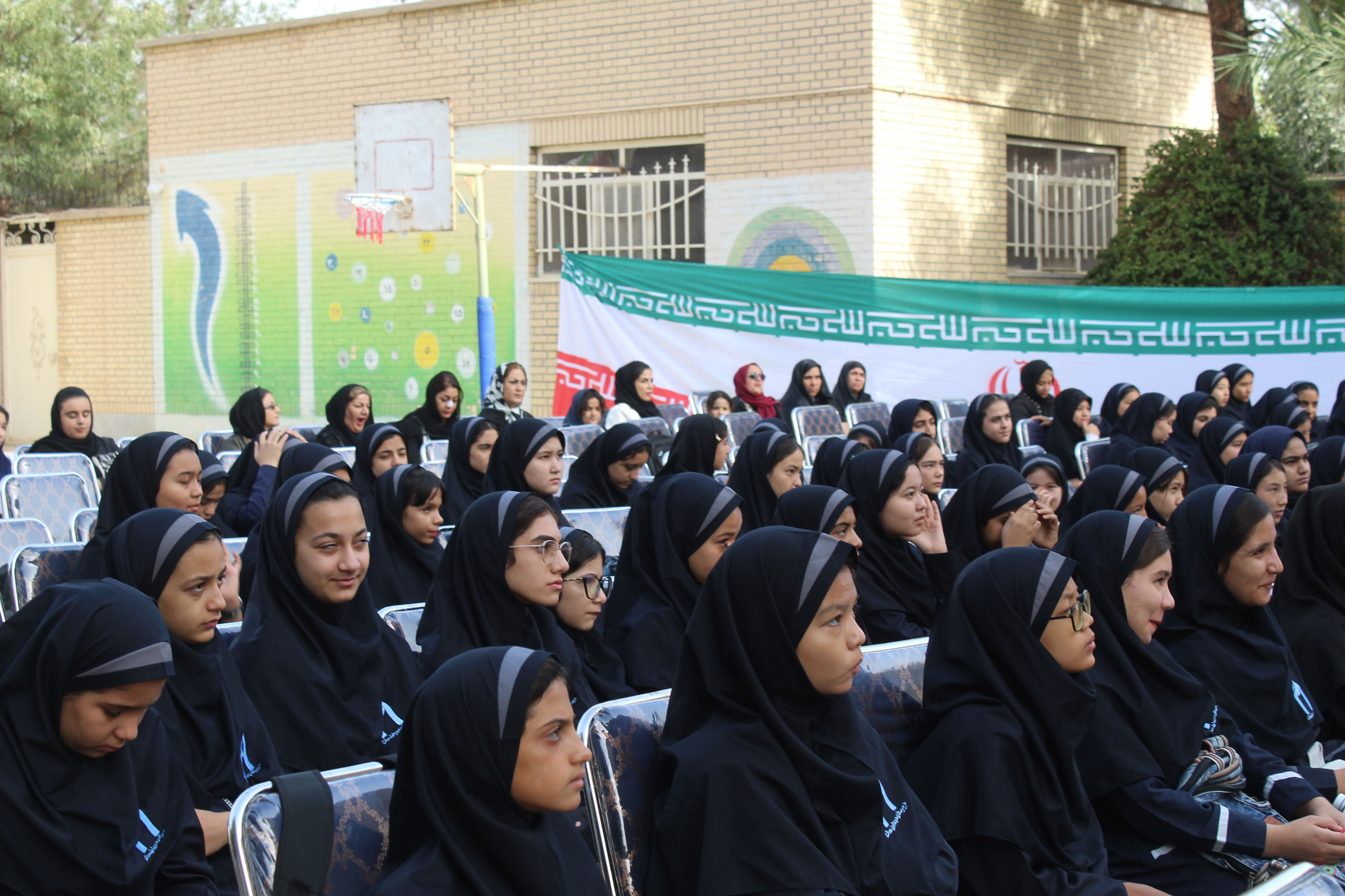 آغاز هفته دفاع مقدس و جشن ورود دانش‌آموزان پایه هفتم در دبیرستان عدالت جوادآباد