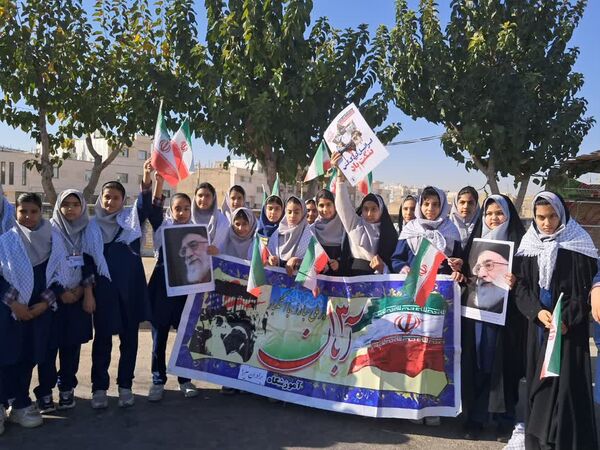 بیداری دانش آموزان ایرانی در یوم الله 13آبان 