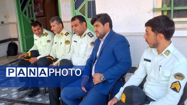 مراسم تجلیل از پرسنل زحمتکش  نیروی‌انتظامی در دبیرستان حضرت‌زینب(س) شهرستان لنده 