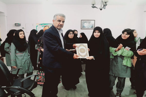 اجرای طرح مدرسه سبز ، انس با قرآن، اهدای کتاب به کتابخانه و تجلیل از فعالان دبیرستان رضوان شهرستان بوشهر