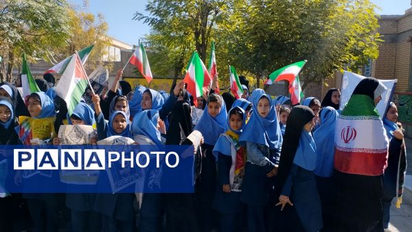 حضور پرشور دانش آموزان در راهپیمایی ۱۳ آبان ماه 