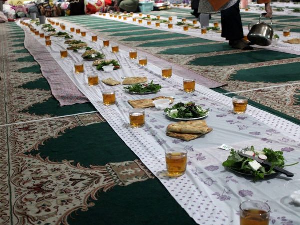 روز اول اعتکاف دانش‌آموزی با حال و هوای عبادت و راز و نیاز با خدا