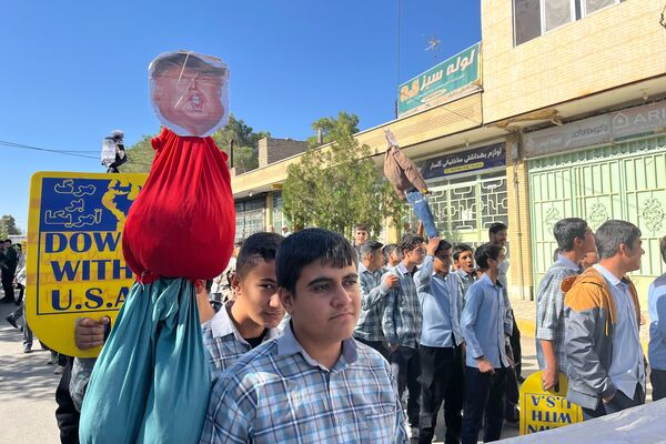 حضور حماسی دانش‌آموزان در راهپیمایی باشکوه ۱۳ آبان ماه در سورمق