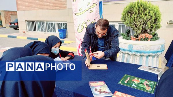 نشست ادبی دانش‌آموزان در کافه کتاب آموزشگاه هیات امنایی فرزانگان