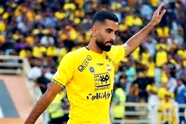 هافبک فجری‌ها  پیراهن الشارجه امارات را  بر تن کرد