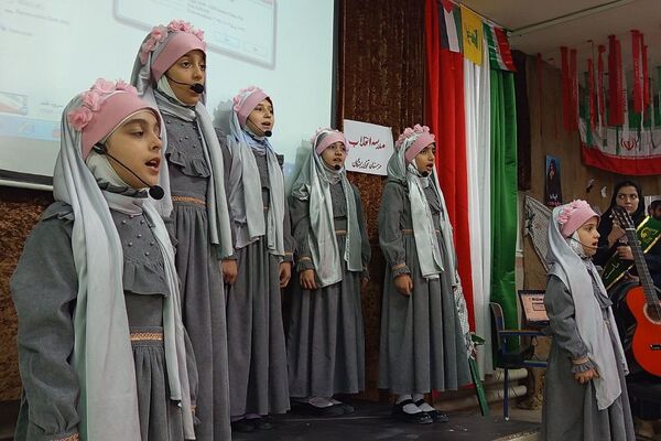 برگزاری نمایشگاه مدرسه انقلاب در بهارستان ۲