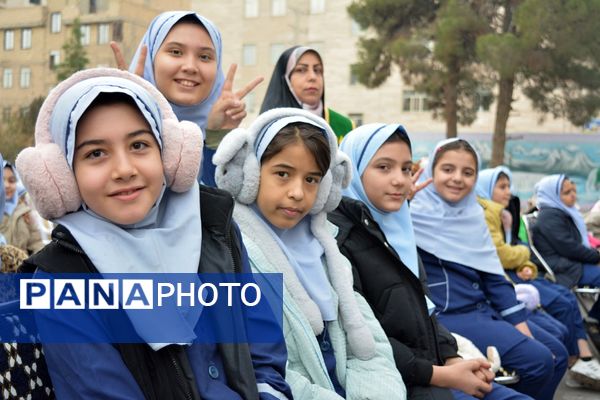 حضور خادمان رضوی در مدرسه قدر بهارستان‌دو