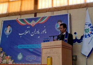 اجرای مانور یاوران انقلاب توسط دانش آموزان مدرسه ایثار